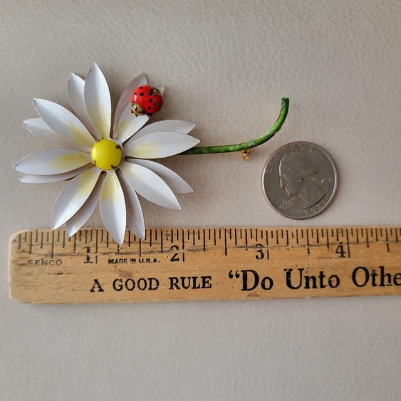 Flower Brooch Pin with Ladybug ~ Vintage 1960s Original by Robert ~ Daisy - Picture 11 of 16